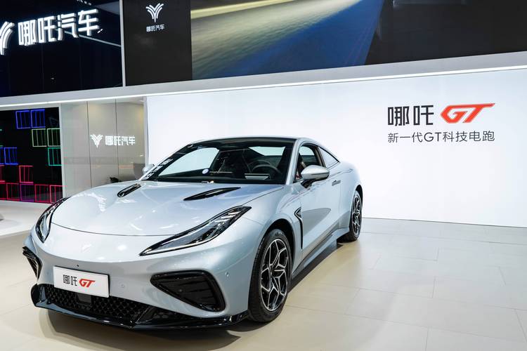 东莞308哪吒汽车在智能汽车领域的表现，领途汽车在新能源汽车市场中的影响力